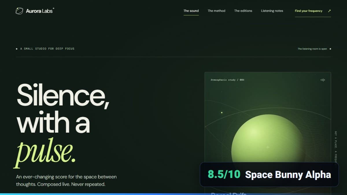 דף נחיתה של Space Bunny בצילום מחשב, עם ציון 8.5 מתוך 10